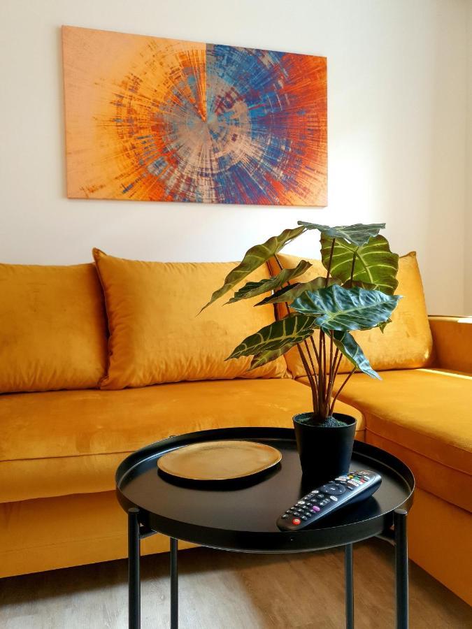 Ferienwohnungen Am Theater - Modern, Zentral Und Ruhig Mit Kueche, Waschtrockner, Netflix, Wlan Und Parkplatz- 2 Zimmer, 52 Qm Cottbus Buitenkant foto