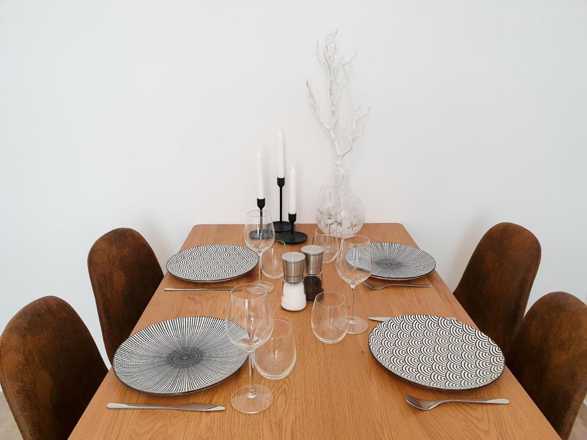Ferienwohnungen Am Theater - Modern, Zentral Und Ruhig Mit Kueche, Waschtrockner, Netflix, Wlan Und Parkplatz- 2 Zimmer, 52 Qm Cottbus Buitenkant foto