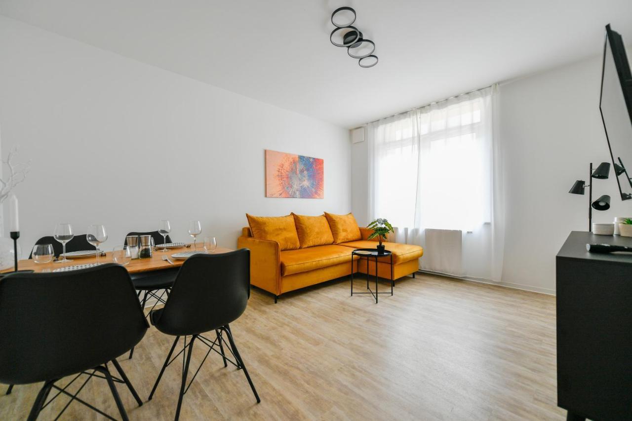 Ferienwohnungen Am Theater - Modern, Zentral Und Ruhig Mit Kueche, Waschtrockner, Netflix, Wlan Und Parkplatz- 2 Zimmer, 52 Qm Cottbus Buitenkant foto